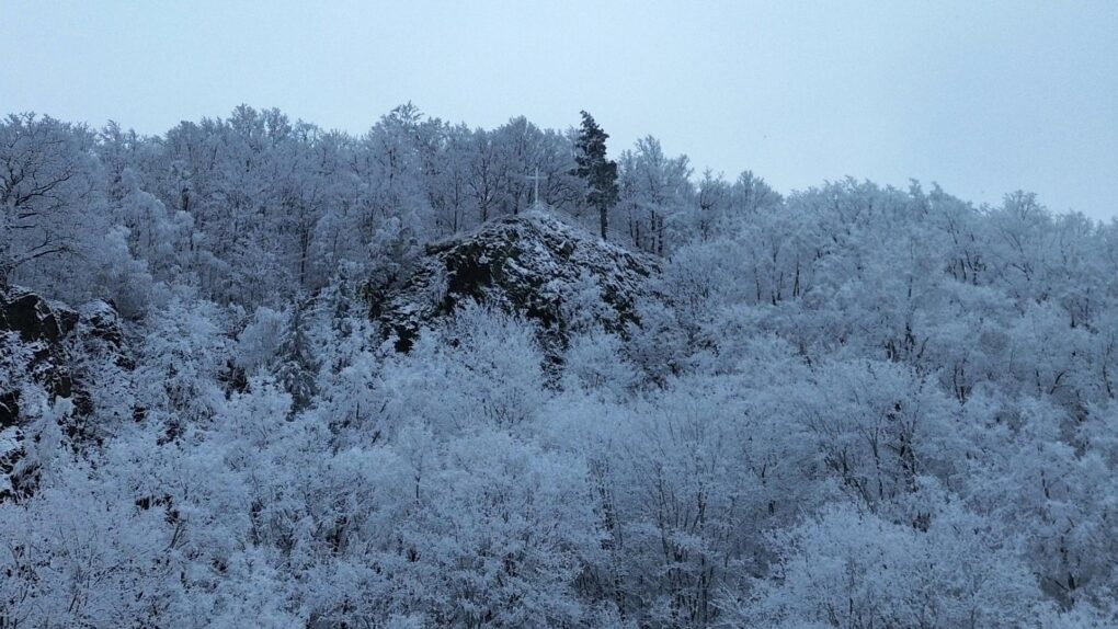 Obryw Skalny w Bardzie – naturalny punkt widokowy w sercu Gór Bardzkich